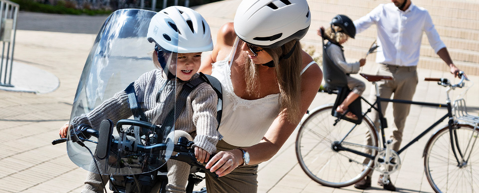 tafereel bronzen ik lees een boek Fietsstoeltje, fietsstoeltjes, baby fietsstoel, fietsstoeltje baby |  Babypark