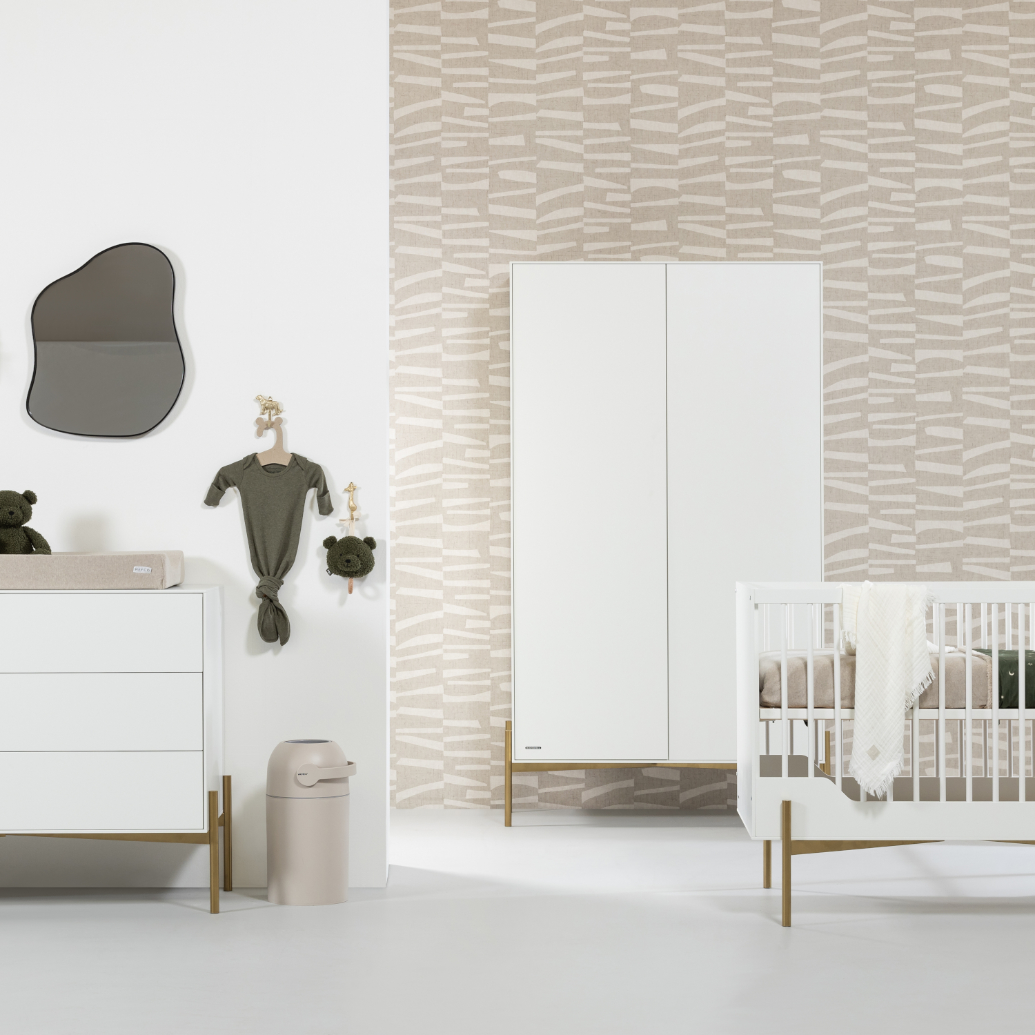 Kidsmill Boutique Babykamer Wit / Brass | Bed 60 x 120 cm + Commode + Kast 2-Deurs