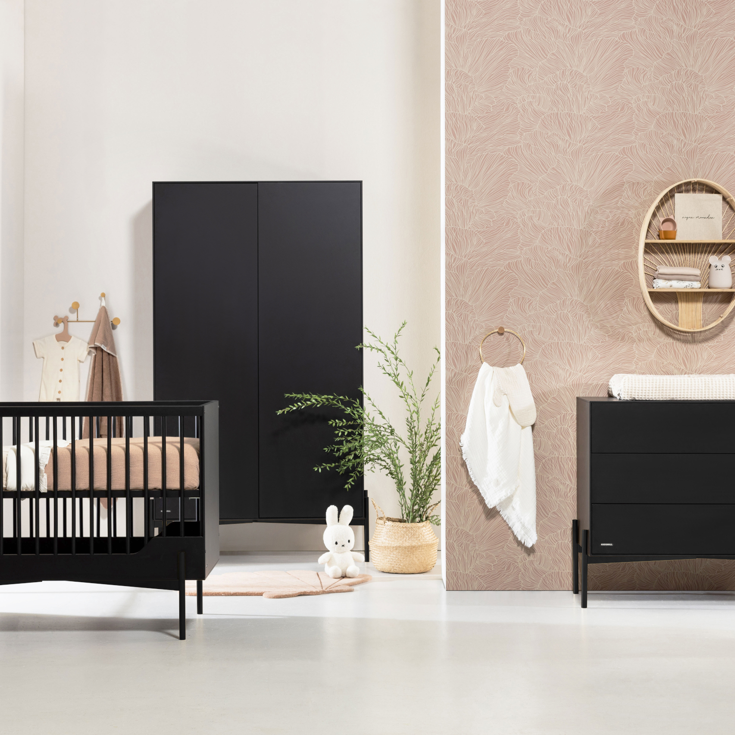 Kidsmill Boutique Babykamer Zwart Mat | Bed 60 x 120 cm + Commode + Kast 2-Deurs