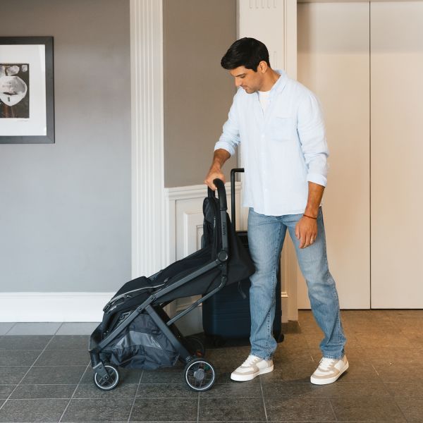 UPPAbaby MINU V3 Buggy - Jake Carbon Frame Met Zwart Leer
