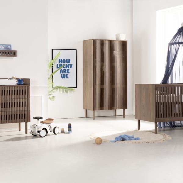 Kidsmill Dai Babykamer Walnoot | Ledikant 70 x 140 cm + Commode