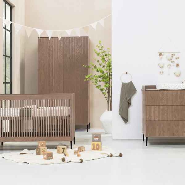 Kidsmill Levi Babykamer Incl. Ronde Potenset Walnoot | Ledikant 60 x 120 cm + Commode