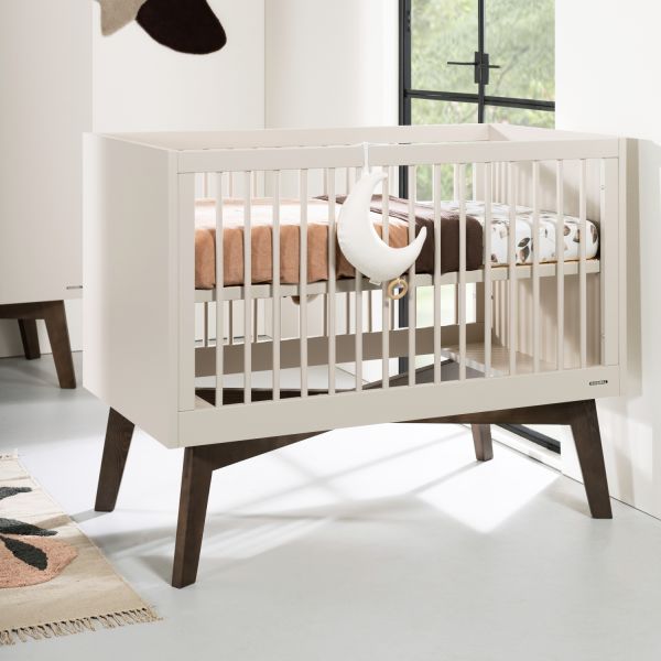Kidsmill Sixties Babykamer Oatmeal / Walnoot | Bed 60 x 120 cm + Commode