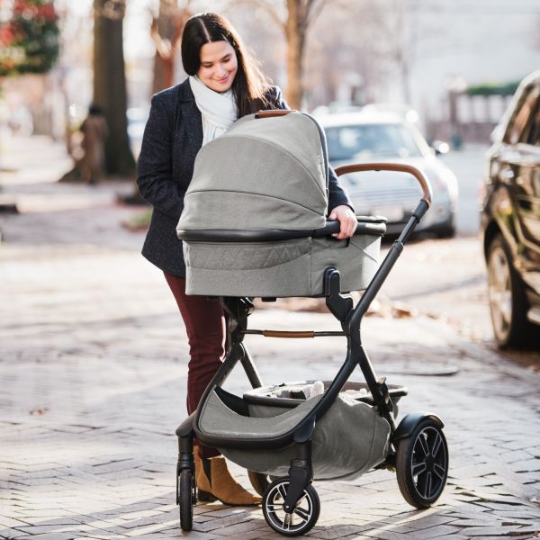 Moeder met Nuna Demi Grow kinderwagen