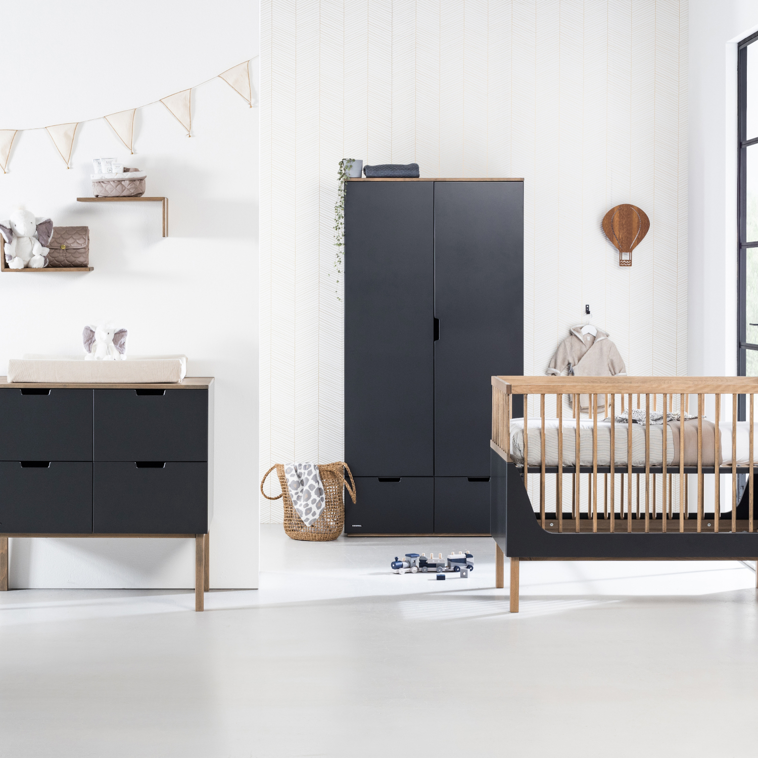 Kidsmill Sepp Babykamer Antraciet / Beuken | Bed 60 x 120 cm + Commode