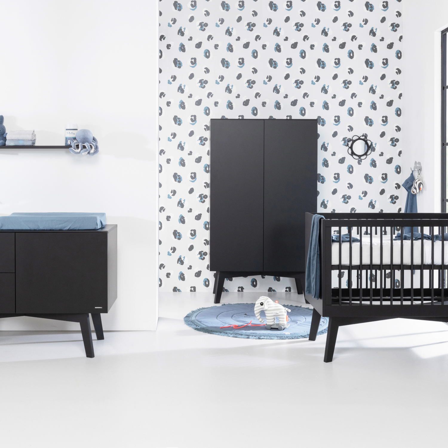 Kidsmill Sixties Babykamer Zwart Mat | Bed 70 x 140 cm + Commode + Kast 3-Deurs