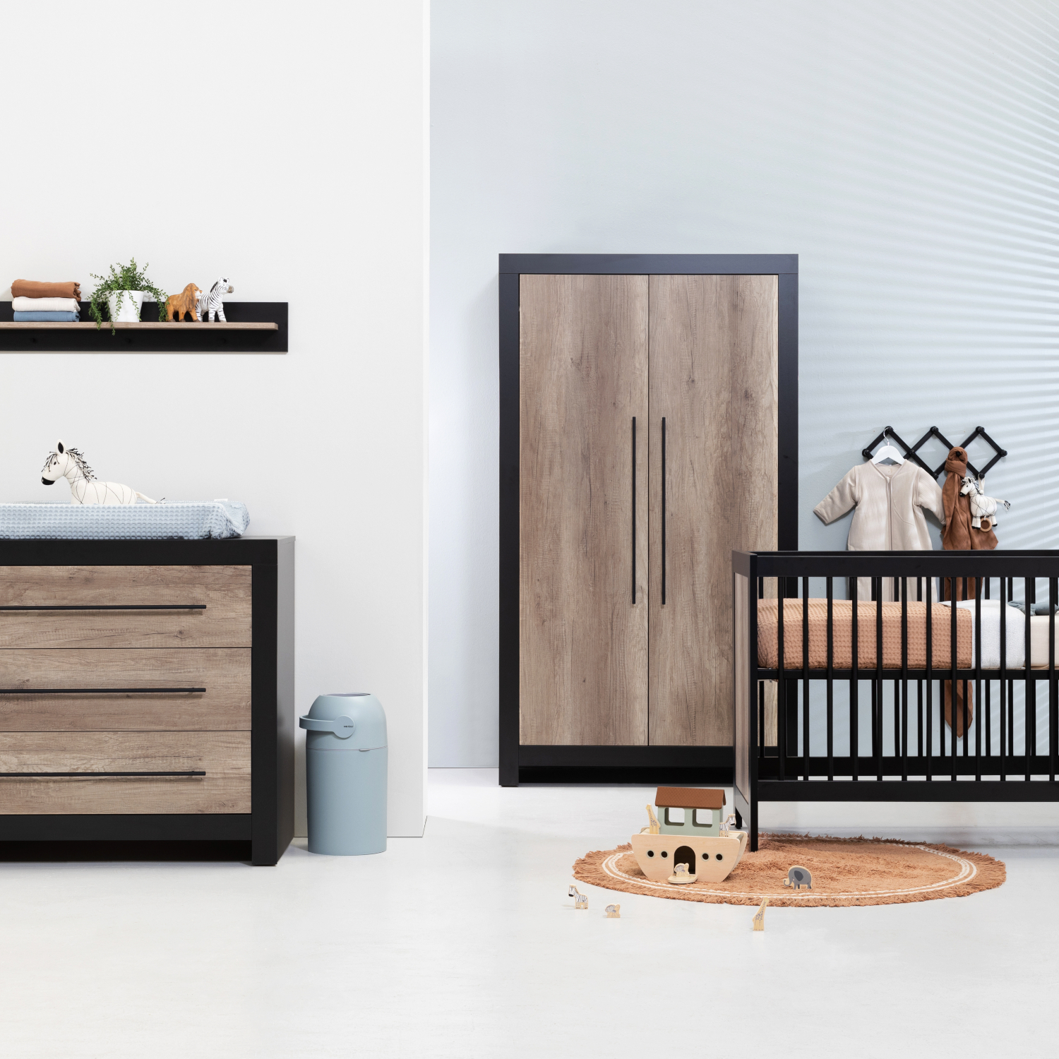 Europe Baby Vittoria Babykamer Zwart / Oldwood | Bed 60 x120 cm + Commode + Kast